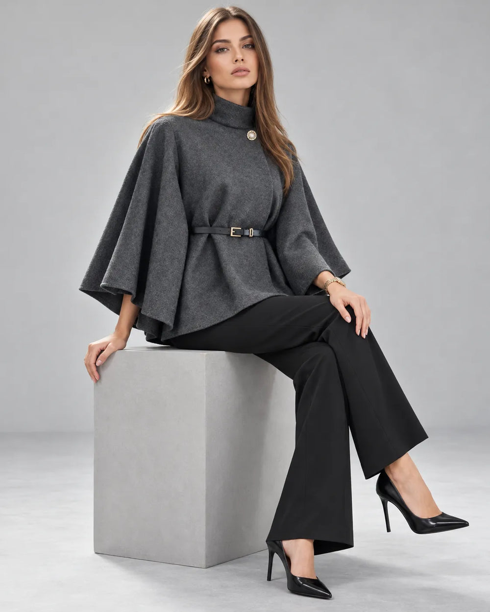 Pull cape à col montant ceinturé – Gris foncé