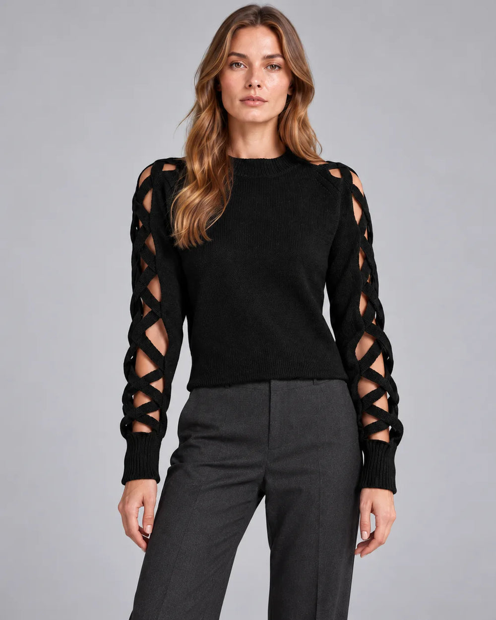 Pull manches ajourées INÈS détail des manches croisées – Noir