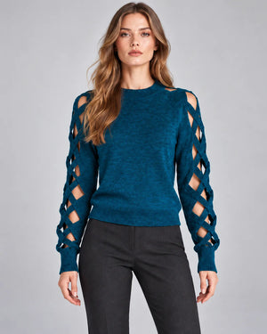 Pull manches ajourées INÈS détail des manches – Bleu canard
