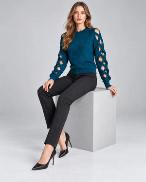 Pull manches ajourées INÈS assise – Bleu canard
