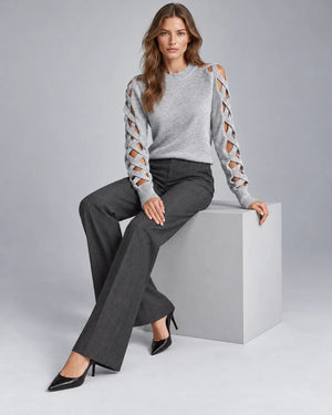 Pull manches ajourées INÈS assise – Gris