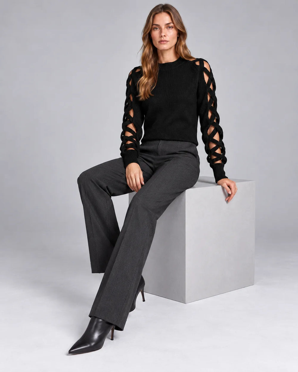 Pull manches ajourées INÈS assise – Noir