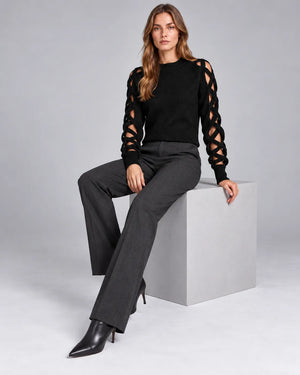 Pull manches ajourées INÈS assise – Noir