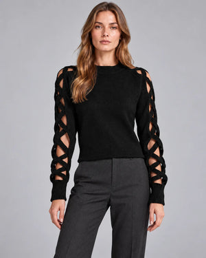 Pull manches ajourées INÈS détail des manches croisées – Noir